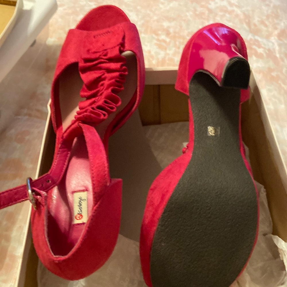 Olsenboye deep pink heels